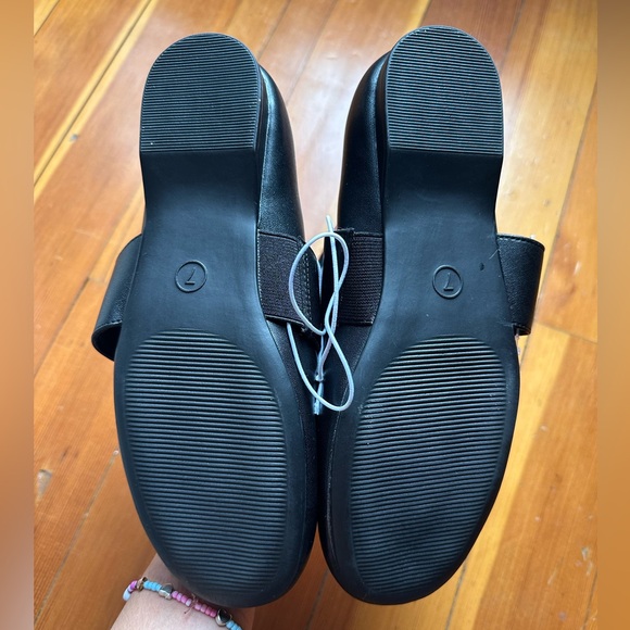 NWT Women’s Genevieve Oversized Dome Stud Mary Jane Flats with Memory Foam - Picture 5 of 9